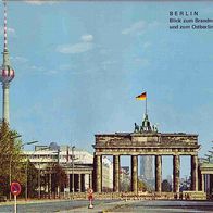 Postkarte Ansichtskarte / Berlin Blick zum Brandenburger Tor und zum Ostberliner Fern