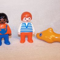3 Playmobil / Geobra Figuren - Mädchen & Junge v. 1980 u. Fisch v. 1990