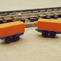 Feldbahn, Loren mit Dieseltank, orange-blau, 2 Stück, Modellbahn Union N-A50377