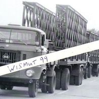 NVA-Foto DDR Oldtimer LKW IFA Ludwigsfelde W 50 Zugmaschine Beladen mit Brückenteile