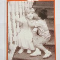 Klappkarte Motiv Kuss schwarzweiss Foto Kinder Treppe vintage mit rotem Umschlag