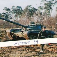 NVA-Foto DDR Oldtimer Kampfpanzer Panzer T 72 mit Offizier und Flaggen in der Hand