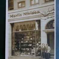 Neumünster: Geschäft Martin Nielsen (Großflecken 9), Foto-Ak um 1925