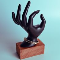 Luxuriöser Modeschmuck: Armreif mit geflochtenem Design und Zirkonia