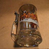 bierseidel aus glas bierkrug mit zinndeckel