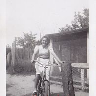 altes Foto Vintage. Hübsches Mädchen auf altem Fahrrad. ( G1 )