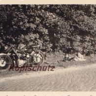 Altes Foto Vintage. Mutter mit Kind, altes Motorrad. ca 1955. ( G1 )