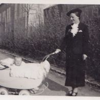 Altes Foto Vintage. Mutter mit Kinderwagen. um 1945. ( G1 )