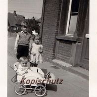 Altes Foto Vintage. Kinder Kinderwagen um 1955.. ( G1 )