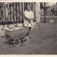 Altes Foto Vintage. Kleines Mädchen mit Kinderwagen um 1955.. ( G1 )