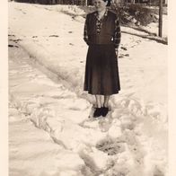 altes Foto Vintage. Frau im Schnee ( G1 )