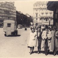 altes Foto Vintage. Junge Dame mit Hut in der Stadt ( G1 )