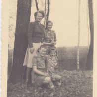 altes Foto Vintage. Hübsche Frauen mit Kindern im Wald. ( G1 )