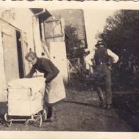 altes Foto Vintage. Oma mit Kinderwagen. ( G1 )