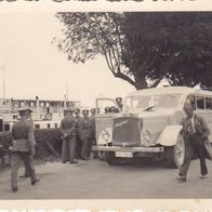 altes Foto Vintage. Soldaten, alter Bus .. ( G1 )