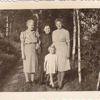 altes Foto Vintage. Frauen mit Kind im Wald. ca 1945. ( G1 )