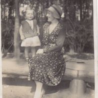 altes Foto Vintage. Hübsche junge Frau mit Tochter . Kleid und Hut. ( G1 )