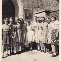 altes Foto Vintage. Gruppe junger Mädchen 1944. ( G1 )