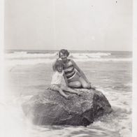 altes Foto Vintage. Hübsche Frau mit Kind am Meer. ( G1 )