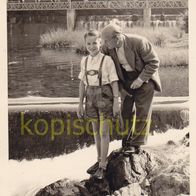 Original Agfa Foto, Bube in kurzen Leder Hosen mit Vater am Bach . ca 1950. ( G1 )