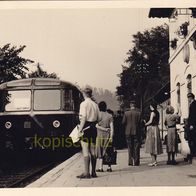 Original Agfa Foto, Personen Bahn Schienenbus. Bahnhof um 1950. ( G1 )