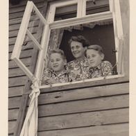 Original Agfa Foto, 2 Buben mit Mutter am Fenster ca 1950 ( G1 )