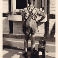 Original Agfa Foto, Bube in kurzen Leder Hosen mit Koffer . ca 1950. ( G1 )