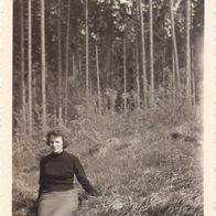 altes Foto Vintage. Junge Frau im Wald Pfingsten 1956. . ( G4 )