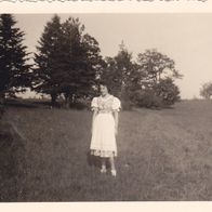 altes Foto Vintage. Junge Frau auf einer Wiese 1956. . ( G4 )