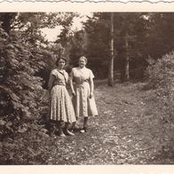 altes Foto Vintage. 2 Frauen im Wald 1956. . ( G4 )