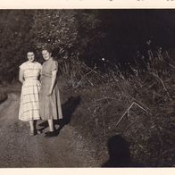 altes Foto Vintage. 2 Frauen auf einem Wald weg.1956. . ( G4 )