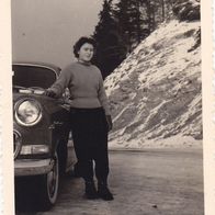 altes Foto Vintage. Junge Frau mit Auto.1957. . ( G4 )