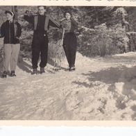 altes Foto Vintage. Personen im Schnee 1957. . ( G4 )