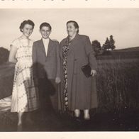 altes Foto Vintage. Mutter mit Sohn und hübschen Tochter. 1956.. . ( G4 )