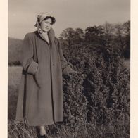 altes Foto Vintage. Hübsche junge Dame mit Mandel 1955.. . ( G4 )