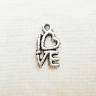 silberfarbener Mini-Anhänger "love" aus Metall