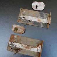 Schubladen-Schlösser mit Beschlägen (Schlüsselschildern), ca. 100 Jahre alt 2 Stück