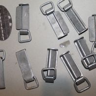 Bundeswehr Erkennungsmarke (keine Eintrgungen) und 9 Halter für Koppel gebraucht