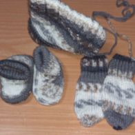 Selbstgestrickte Baby Mütze, Handschuhe und Schüchen
