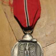 Original Winterschlacht i. Osten Medaille m. Hersteller 100 (4)