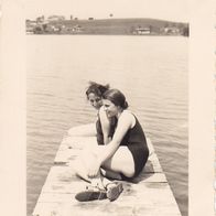 2 alte Fotos Vintage. 2 Hübsche Frauen + Mann am Badesee. um 1950.. ( G4 )