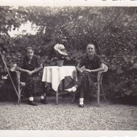 altes Fotos Vintage. 2 Hübsche Frau im Garten um 1935.. ( G4 )