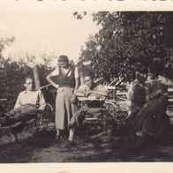 altes Fotos Vintage. Manner und Frau im Garten um 1935.. ( G4 )