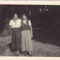 altes Fotos Vintage. 2 Frau im Garten um 1936.. ( G4 )