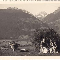 altes Fotos Vintage. 2 Frau auf Bergwiese um 1953.. ( G4 )