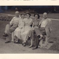 altes Fotos Vintage. Personen auf einer Parkbank 1954.. ( G4 )