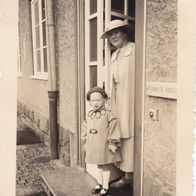 altes Fotos Vintage. Frau und Kind mit Hut. 1936 ( G5 )