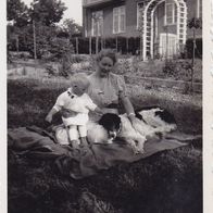 altes Fotos Vintage. Mutter und Kind mit Hund 1935 ( G5 )