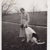 altes Fotos Vintage. Frau mit Hund 1935 ( G5 )