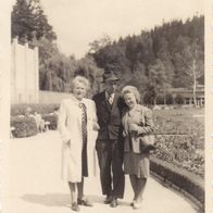 altes Fotos Vintage. Mann mit 2 Frauen 1946. ( G5 )